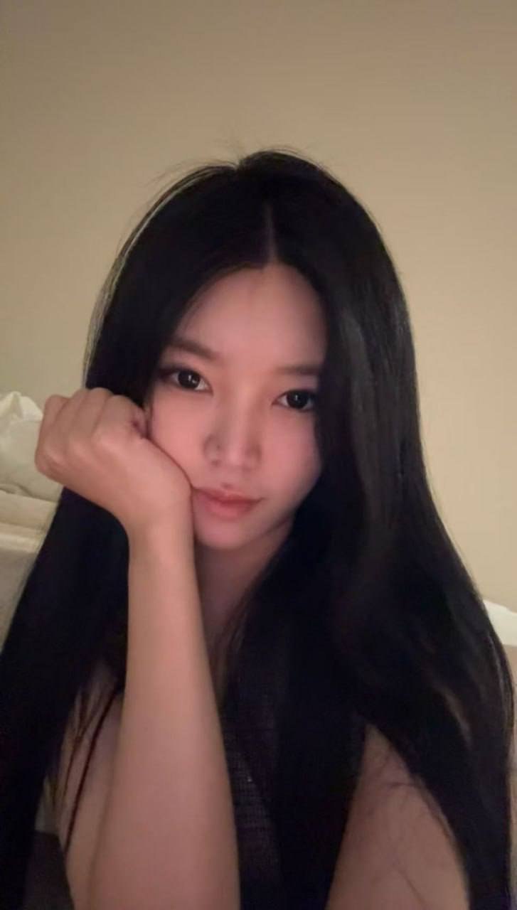 皮肤白净,身材好,白嫩,声音好听,比较腼腆，人多会社恐,爱笑,爱看书,身边朋友都说不上镜，真人比照片好看
