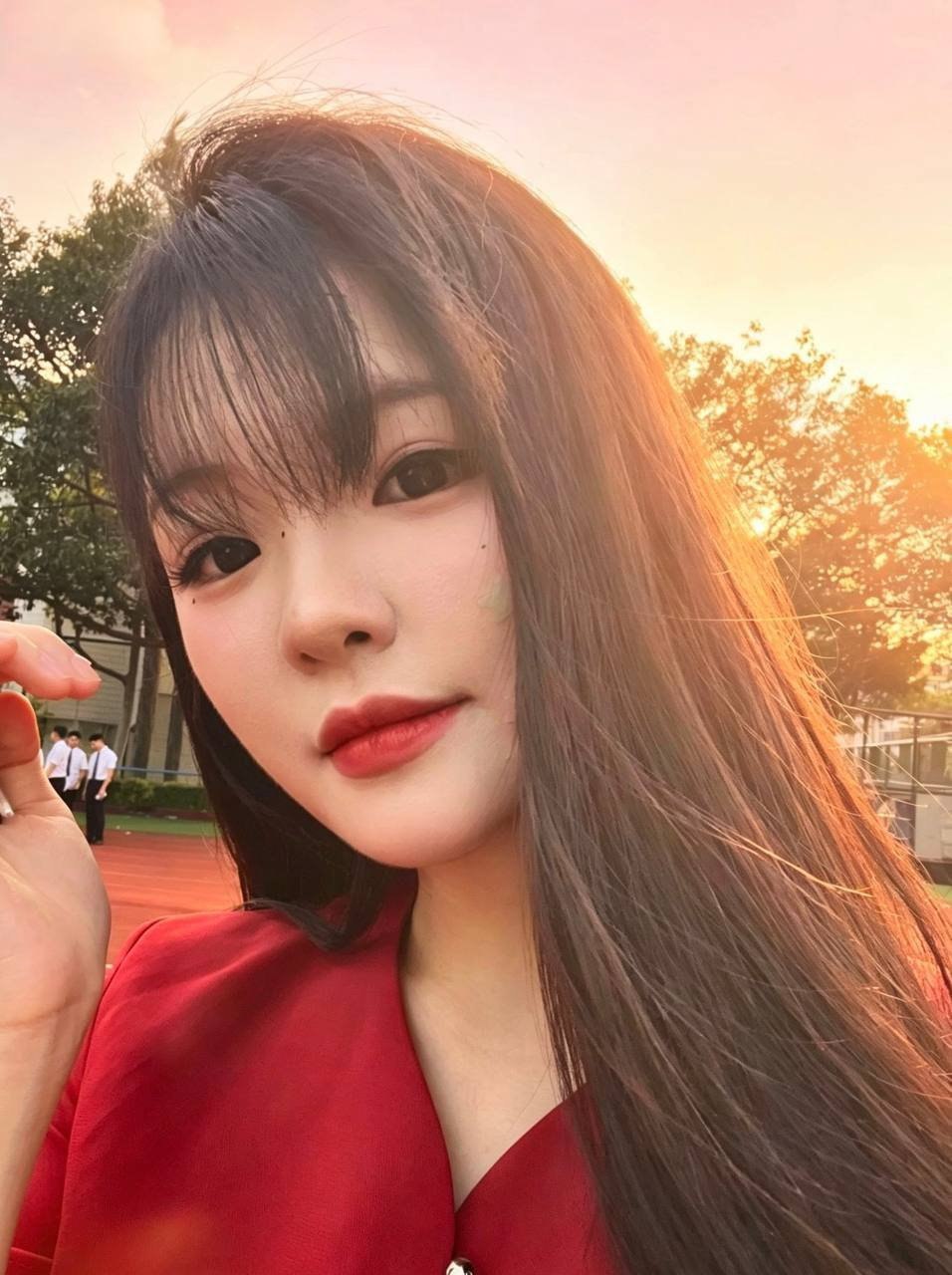 脾气好 身材好 e人 会钢琴 网球2.5 油画 英语日常交流 配合度高 甜美可爱