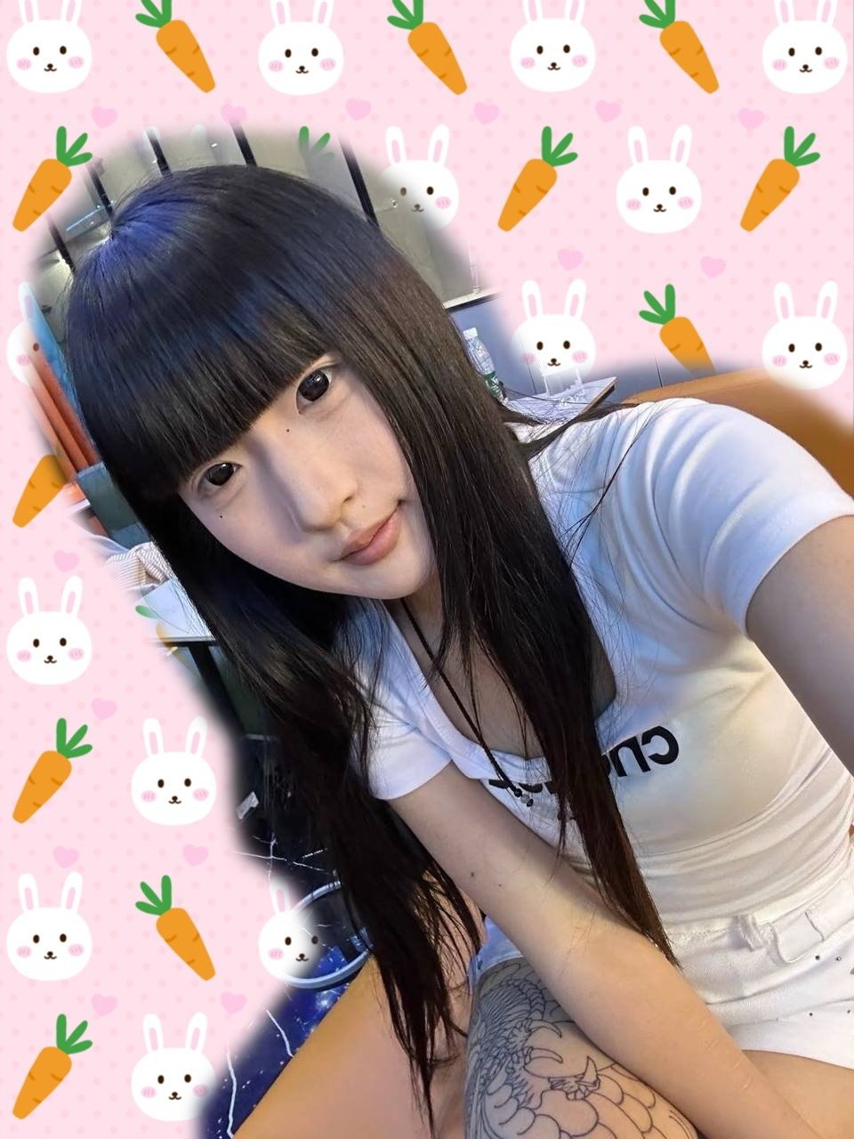 皮肤雪白,声音甜美