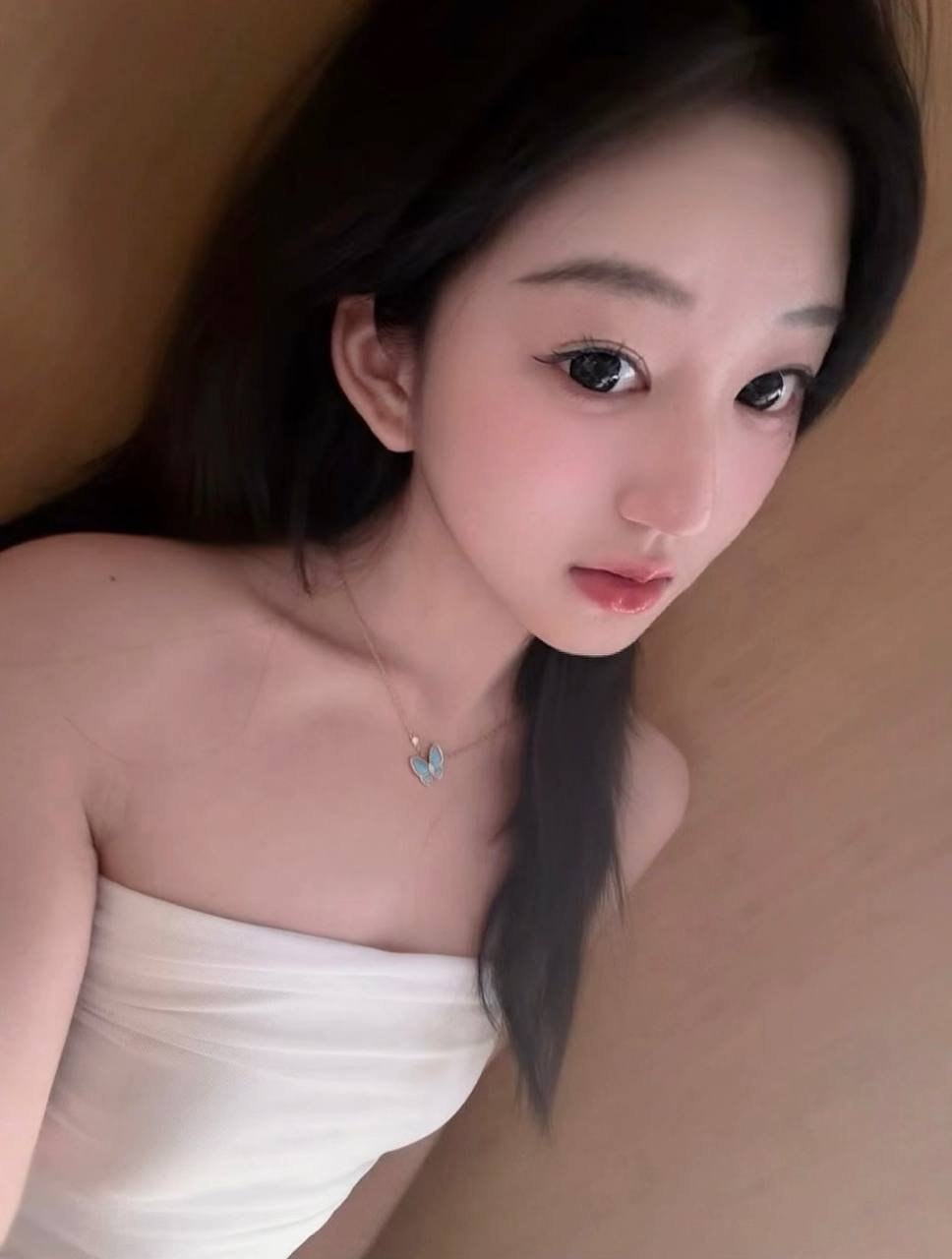 雪过舞蹈,音乐,情绪价值很高,主要是懂事 挺花 长的还不错 声音也很好听 可以给金主带来青春的感觉