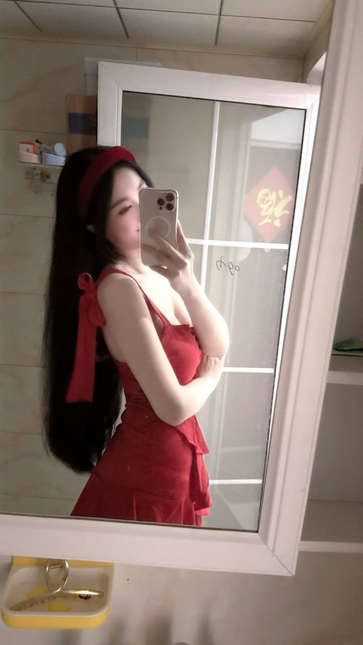 天然脸 冷白皮 眼睛大 本科 医院上班（护士） 圈子干净 平时两点一线 会画画 肢体协调柔软 懂事 比较温柔 懂礼仪谈吐文雅有素质 情商高 情绪稳定不做作 声音好听（少御音）没有不良嗜好。可以乳夹,自己是反差女可以接受被调教