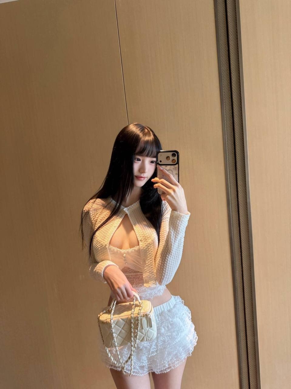 皮肤细腻白嫩,性格温柔体贴，情绪稳定不做作,擅长聆听陪伴,平常爱好瑜伽,喜欢小动物，身材纤细娇柔,全身无整 体质敏感，轻微m属性, 白虎 口活很好
