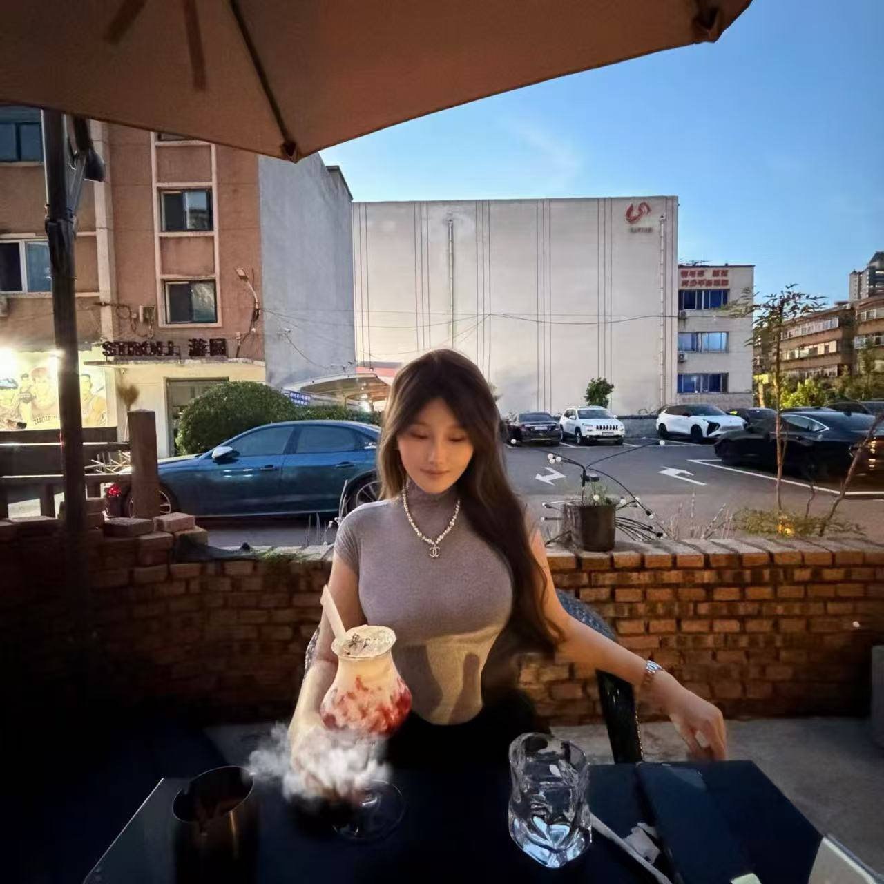 前凸后翘，身材比例好，放的开，活好 懂情趣，🐻大（纯天然） 高潮的时候会喷💦，主动 喜欢添，听话反差女，可以穿你喜欢的丝袜和情趣内衣，可以接受车震，极致M属性等哥哥来调教